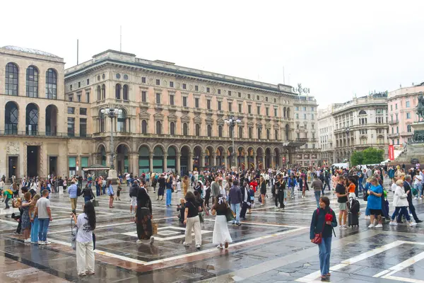 Milan (İtalya), 08 / 29 / 2025 - Milan / İtalya / Piazza del Duomo - Milano 'daki Piazza del Duomo' da büyük bir turizm hareketi var ve şehrin en önemli turistik merkezlerinden biri. (Edson de souza 2nci bölüm))      