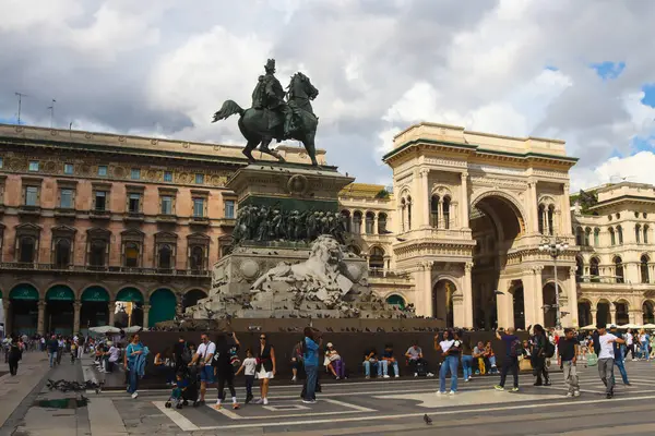 Milan (İtalya), 08 / 29 / 2025 - Milan / İtalya / Piazza del Duomo - Milano 'daki Piazza del Duomo' da büyük bir turizm hareketi var ve şehrin en önemli turistik merkezlerinden biri. (Edson de souza 2nci bölüm))      