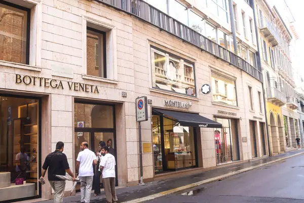 Milan (İtalya), 08 / 29 / 2025 - tanınmış markalar / Milan - 29 Ağustos 2025 Cuma günü şehir merkezindeki tasarımcı dükkanlarına bakmaktadır. (Edson De Souza / Yeniler 2)   