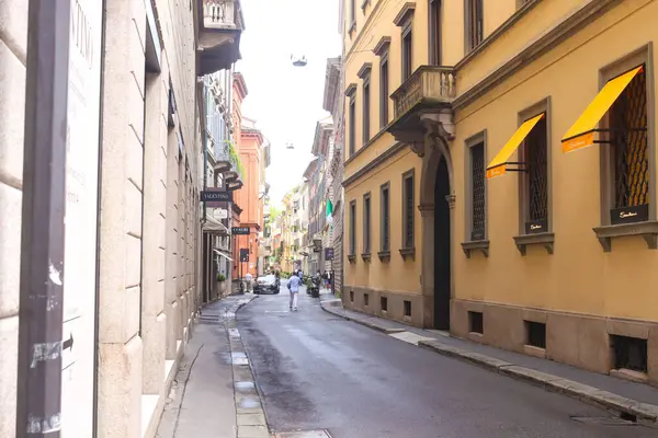 Milan (İtalya), 08 / 29 / 2025 - tanınmış markalar / Milan - 29 Ağustos 2025 Cuma günü şehir merkezindeki tasarımcı dükkanlarına bakmaktadır. (Edson De Souza / Yeniler 2)   