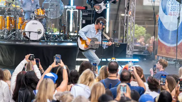 29 Ağustos 2025, Rockefeller Plaza, New York, ABD: şarkıcı-söz yazarı Tucker Pillsbury, rol modeli olarak bilinir, bu sabah rockefeller plazasını aydınlattı. (Jorge Estrellado / the new ws2)