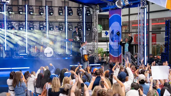 29 Ağustos 2025, Rockefeller Plaza, New York, ABD: şarkıcı-söz yazarı Tucker Pillsbury, rol modeli olarak bilinir, bu sabah rockefeller plazasını aydınlattı. (Jorge Estrellado / the new ws2)