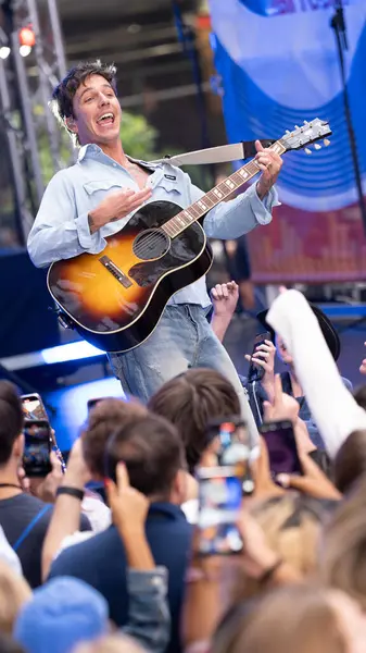 29 Ağustos 2025, Rockefeller Plaza, New York, ABD: şarkıcı-söz yazarı Tucker Pillsbury, rol modeli olarak bilinir, bu sabah rockefeller plazasını aydınlattı. (Jorge Estrellado / the new ws2)