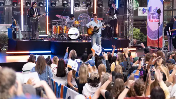 29 Ağustos 2025, Rockefeller Plaza, New York, ABD: şarkıcı-söz yazarı Tucker Pillsbury, rol modeli olarak bilinir, bu sabah rockefeller plazasını aydınlattı. (Jorge Estrellado / the new ws2)