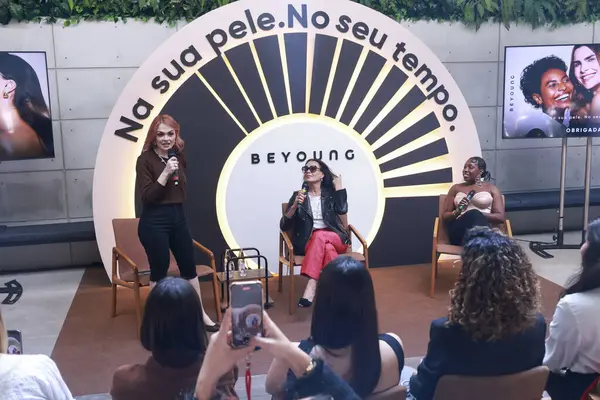 Sao Paulo (SP) - Oyuncu ve sunucu Carolina Ferraz, Karol Pinheiro (CMO Beyong) ve gazeteci ve sunucu Cris Guterres, Beyoung markası tarafından desteklenen yeni bir perspektif altındaki bir sohbete katıldılar. (leco viana\ yeni2))  