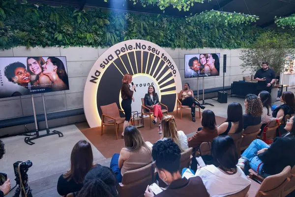 Sao Paulo (SP) - Oyuncu ve sunucu Carolina Ferraz, Karol Pinheiro (CMO Beyong) ve gazeteci ve sunucu Cris Guterres, Beyoung markası tarafından desteklenen yeni bir perspektif altındaki bir sohbete katıldılar. (leco viana\ yeni2))  