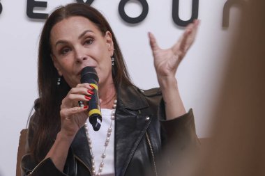 Sao Paulo (SP) - Oyuncu ve sunucu Carolina Ferraz, Karol Pinheiro (CMO Beyong) ve gazeteci ve sunucu Cris Guterres, Beyoung markası tarafından desteklenen yeni bir perspektif altındaki bir sohbete katıldılar. (leco viana\ yeni2))  