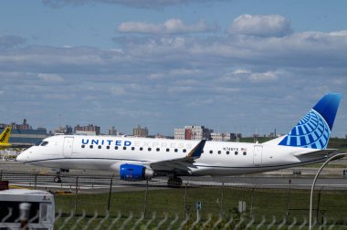 30 Ağustos 2025, New York, ABD: 30 Ağustos 2025 'te Laguardia havaalanından kalkmak üzere havalanan n748yx kuyruk numarası n748yx olan birleşik ekspres embraer erj-170-200 lr kuyruk numarası. (M10 'lar\ yeni 2ler))