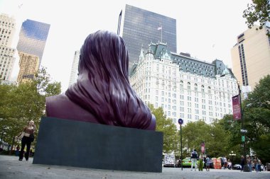 29 Ağustos 2025, New York, ABD: resmi olarak 3 Eylül 2025 tarihinden itibaren halka gösterilecek ilk güneş heykeli - 2 Ağustos 2025 tarihli 59. caddedeki Central Park girişinde (niyi fote / the enews2)