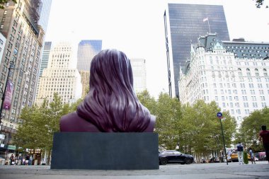 29 Ağustos 2025, New York, ABD: resmi olarak 3 Eylül 2025 tarihinden itibaren halka gösterilecek ilk güneş heykeli - 2 Ağustos 2025 tarihli 59. caddedeki Central Park girişinde (niyi fote / the enews2)