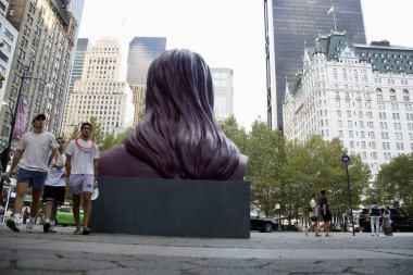 29 Ağustos 2025, New York, ABD: resmi olarak 3 Eylül 2025 tarihinden itibaren halka gösterilecek ilk güneş heykeli - 2 Ağustos 2025 tarihli 59. caddedeki Central Park girişinde (niyi fote / the enews2)