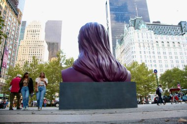 29 Ağustos 2025, New York, ABD: resmi olarak 3 Eylül 2025 tarihinden itibaren halka gösterilecek ilk güneş heykeli - 2 Ağustos 2025 tarihli 59. caddedeki Central Park girişinde (niyi fote / the enews2)