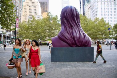 29 Ağustos 2025, New York, ABD: resmi olarak 3 Eylül 2025 tarihinden itibaren halka gösterilecek ilk güneş heykeli - 2 Ağustos 2025 tarihli 59. caddedeki Central Park girişinde (niyi fote / the enews2)