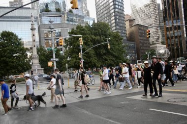 29 Ağustos 2025, New York, ABD: Manhattan ağır trafik, at arabası, bisiklet ve hatta yeraltı metro, araçlar (niyi fote / thews2)