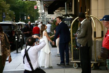 Manhattan 'a bir bakışta. 29 Ağustos 2025, New York, ABD: yeni evli bir çift sokakta fotoşop yapıyorlar. (niyi fote / the new ws2)