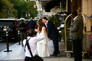 Manhattan 'a bir bakışta. 29 Ağustos 2025, New York, ABD: yeni evli bir çift sokakta fotoşop yapıyorlar. (niyi fote / the new ws2)