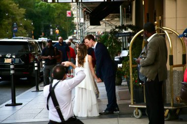 Manhattan 'a bir bakışta. 29 Ağustos 2025, New York, ABD: yeni evli bir çift sokakta fotoşop yapıyorlar. (niyi fote / the new ws2)