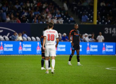 30 Ağustos 2025, New York, ABD: Gabriel Pirani (# 10), New York 'taki Yankee Stadyumu' nda oynanan futbol maçında takım arkadaşlarıyla ikinci golünü attı ve takım arkadaşlarıyla birlikte New York 'taki Mls United için geçerli sayıyı yaptı. (niyi fote / the new ws2)