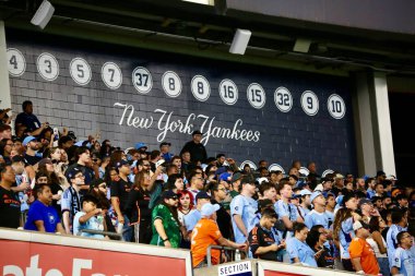 30 Ağustos 2025, New York, ABD: New York 'taki Yankee Stadyumu' nda NickFC ve D.C arasında oynanan futbol maçında taraftarlar birleşti. (niyi fote / the new ws2)
