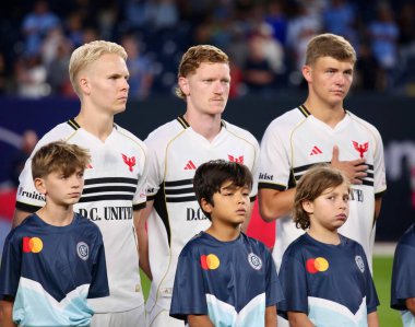 30 Ağustos 2025, New York, ABD: New York 'taki Yankee Stadyumu' nda Nickfc ve D.C arasında oynanan futbol maçında futbolcuları birleştirdi. (niyi fote / the new ws2)