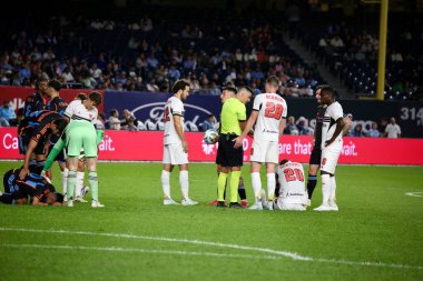 30 Ağustos 2025, New York, ABD: maxi moralez (# 10) of nycfc and christian benteke (c) (# 20) of D.C. United Yankee Stadyumu 'ndaki (niyi fote / thenews2) Mls için birleşen futbol maçı sırasında yaralandı.)