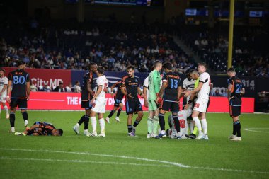 30 Ağustos 2025, New York, ABD: maxi moralez (# 10) of nycfc and christian benteke (c) (# 20) of D.C. United Yankee Stadyumu 'ndaki (niyi fote / thenews2) Mls için birleşen futbol maçı sırasında yaralandı.) 