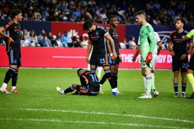 30 Ağustos 2025, New York, ABD: maxi moralez (# 10) of nycfc and christian benteke (c) (# 20) of D.C. United Yankee Stadyumu 'ndaki (niyi fote / thenews2) Mls için birleşen futbol maçı sırasında yaralandı.)
