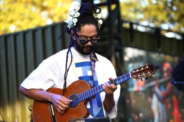 31 Ağustos 2025, New York, ABD: Evandro fioti, Brezilyalı şarkıcı, söz yazarı, ve yaratıcı vizyoner, hip-hop kültürünü siyahi kimliği tanıtmak için aktivizmle harmanlıyor (niyi fote / thenews2)