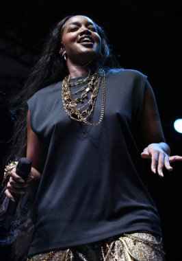 31 Ağustos 2025, New York, ABD: Brezilyalı şarkıcı İza, Central Park 'taki bir Citi parkının yaz sahnesinde canlı performans sergiliyor (niyi fote / thews2)