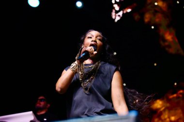 31 Ağustos 2025, New York, ABD: Brezilyalı şarkıcı İza, Central Park 'taki bir Citi parkının yaz sahnesinde canlı performans sergiliyor (niyi fote / thews2)