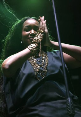 31 Ağustos 2025, New York, ABD: Brezilyalı şarkıcı İza, Central Park 'taki bir Citi parkının yaz sahnesinde canlı performans sergiliyor (niyi fote / thews2)