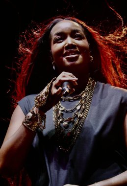 31 Ağustos 2025, New York, ABD: Brezilyalı şarkıcı İza, Central Park 'taki bir Citi parkının yaz sahnesinde canlı performans sergiliyor (niyi fote / thews2)