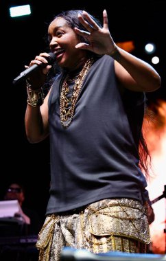 31 Ağustos 2025, New York, ABD: Brezilyalı şarkıcı İza, Central Park 'taki bir Citi parkının yaz sahnesinde canlı performans sergiliyor (niyi fote / thews2)