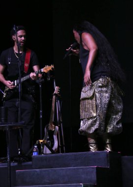 31 Ağustos 2025, New York, ABD: Brezilyalı şarkıcı İza, Central Park 'taki bir Citi parkının yaz sahnesinde canlı performans sergiliyor (niyi fote / thews2)