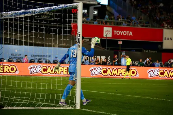 30 Ağustos 2025, New York, ABD: justin haak (# 80) bu sezonki futbol maçında takım arkadaşlarıyla birlikte Yankee Stadyumu 'nda (niyi fote / thews2) Mls United için geçerli olan ilk golünü attı ve kutladı.)
