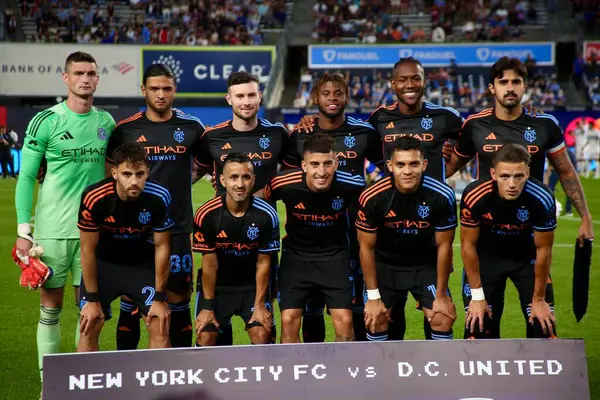 30 Ağustos 2025, New York, ABD: nycfc oyuncuları New York 'taki Yankee Stadyumu' ndaki Mls United 'ın futbol maçı sırasında geçerlidir. (niyi fote / the new ws2)