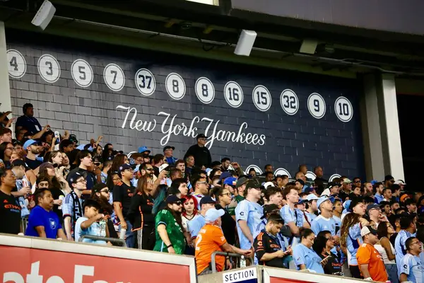 30 Ağustos 2025, New York, ABD: New York 'taki Yankee Stadyumu' nda NickFC ve D.C arasında oynanan futbol maçında taraftarlar birleşti. (niyi fote / the new ws2)