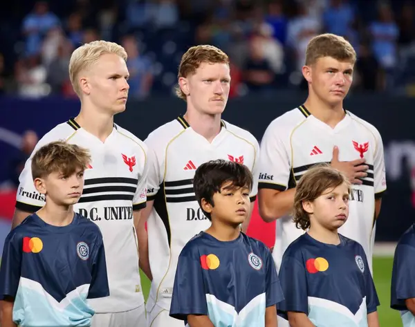 30 Ağustos 2025, New York, ABD: New York 'taki Yankee Stadyumu' nda Nickfc ve D.C arasında oynanan futbol maçında futbolcuları birleştirdi. (niyi fote / the new ws2)