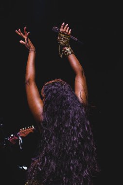 31 Ağustos 2025, New York, ABD: Brezilyalı şarkıcı İza, Central Park 'taki bir Citi parkının yaz sahnesinde canlı performans sergiliyor.)