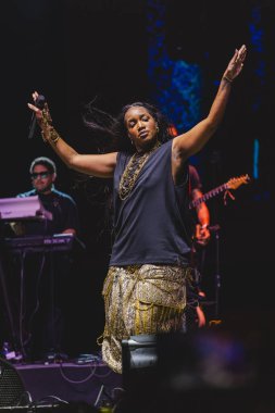 31 Ağustos 2025, New York, ABD: Brezilyalı şarkıcı İza, Central Park 'taki bir Citi parkının yaz sahnesinde canlı performans sergiliyor.)