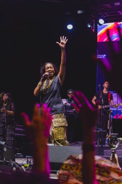 31 Ağustos 2025, New York, ABD: Brezilyalı şarkıcı İza, Central Park 'taki bir Citi parkının yaz sahnesinde canlı performans sergiliyor.)