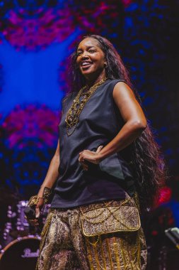 31 Ağustos 2025, New York, ABD: Brezilyalı şarkıcı İza, Central Park 'taki bir Citi parkının yaz sahnesinde canlı performans sergiliyor.)