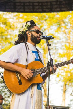 31 Ağustos 2025, New York, ABD: Evandro Fioti, Brezilyalı şarkıcı, söz yazarı ve yaratıcı vizyoner, hip-hop kültürünü siyahi kimliği tanıtmak için aktivizmle harmanlıyor (Anthony Oliveira / theenews2)