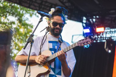 31 Ağustos 2025, New York, ABD: Evandro Fioti, Brezilyalı şarkıcı, söz yazarı ve yaratıcı vizyoner, hip-hop kültürünü siyahi kimliği tanıtmak için aktivizmle harmanlıyor (Anthony Oliveira / theenews2)