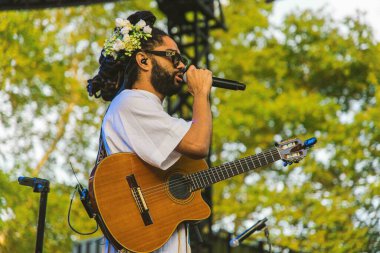 31 Ağustos 2025, New York, ABD: Evandro Fioti, Brezilyalı şarkıcı, söz yazarı ve yaratıcı vizyoner, hip-hop kültürünü siyahi kimliği tanıtmak için aktivizmle harmanlıyor (Anthony Oliveira / theenews2)