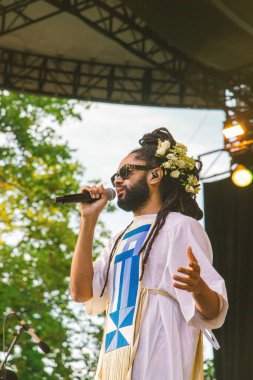 31 Ağustos 2025, New York, ABD: Evandro Fioti, Brezilyalı şarkıcı, söz yazarı ve yaratıcı vizyoner, hip-hop kültürünü siyahi kimliği tanıtmak için aktivizmle harmanlıyor (Anthony Oliveira / theenews2)