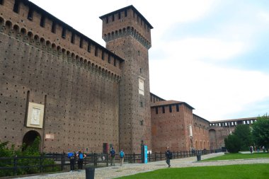 Milan (İtalya), 09 / 01 / 2025 - Sforza Kalesi 'ndeki hareketlilik, Francesco Sforza tarafından 1360 ve 1499 yılları arasında inşa edilen tarihi şehir merkezinin kenar mahallelerinde bulunan büyük bir güçlendirilmiş kompleks. (Edson de souza / theenews2)