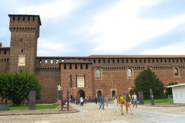 Milan (İtalya), 09 / 01 / 2025 - Sforza Kalesi 'ndeki hareketlilik, Francesco Sforza tarafından 1360 ve 1499 yılları arasında inşa edilen tarihi şehir merkezinin kenar mahallelerinde bulunan büyük bir güçlendirilmiş kompleks. (Edson de souza / theenews2)