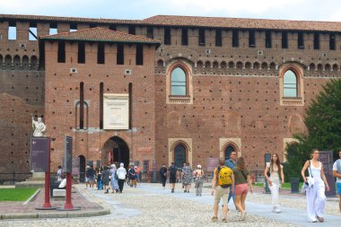 Milan (İtalya), 09 / 01 / 2025 - Sforza Kalesi 'ndeki hareketlilik, Francesco Sforza tarafından 1360 ve 1499 yılları arasında inşa edilen tarihi şehir merkezinin kenar mahallelerinde bulunan büyük bir güçlendirilmiş kompleks. (Edson de souza / theenews2)