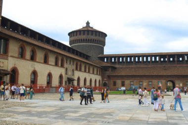 Milan (İtalya), 09 / 01 / 2025 - Sforza Kalesi 'ndeki hareketlilik, Francesco Sforza tarafından 1360 ve 1499 yılları arasında inşa edilen tarihi şehir merkezinin kenar mahallelerinde bulunan büyük bir güçlendirilmiş kompleks. (Edson de souza / theenews2)